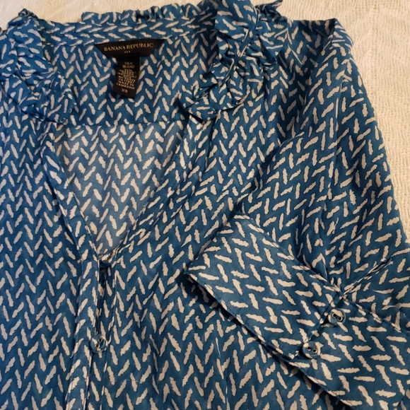 Banana Republic Silk Blouse Blue White Print Womens XS - Picture 2 of 9